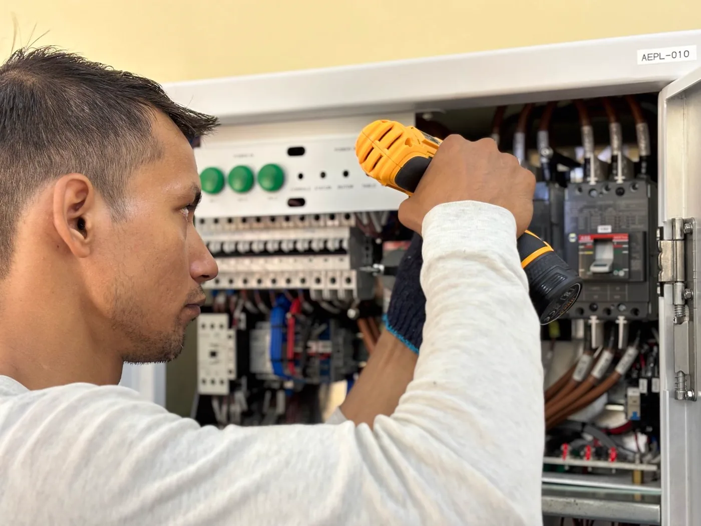Elektrik panosu üzerinde teknik çalışma